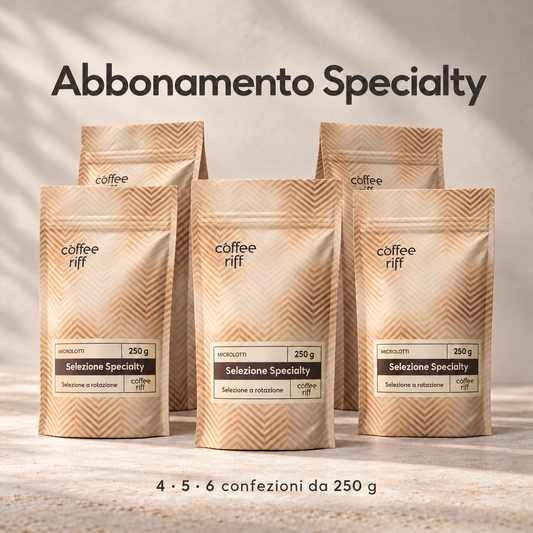 Abbonamento Specialty CoffeeRiff: mockup 3D delle confezioni crema e oro, disponibili nei formati da 4, 5 o 6 confezioni da 250 g.